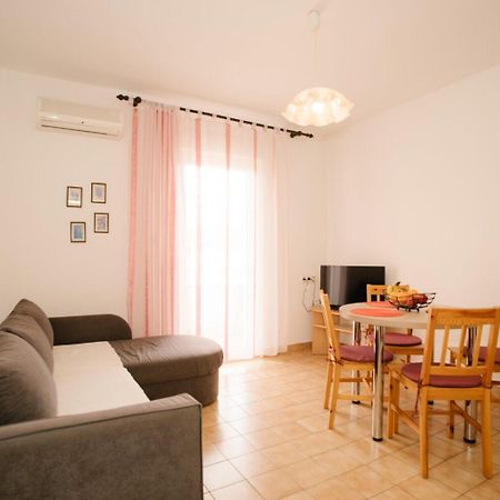 Apartments Petri - Close To The Sea Tisno Exterior photo